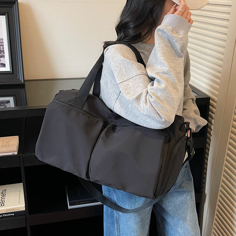 Sporty travel bag with expandable compartments Stornfield