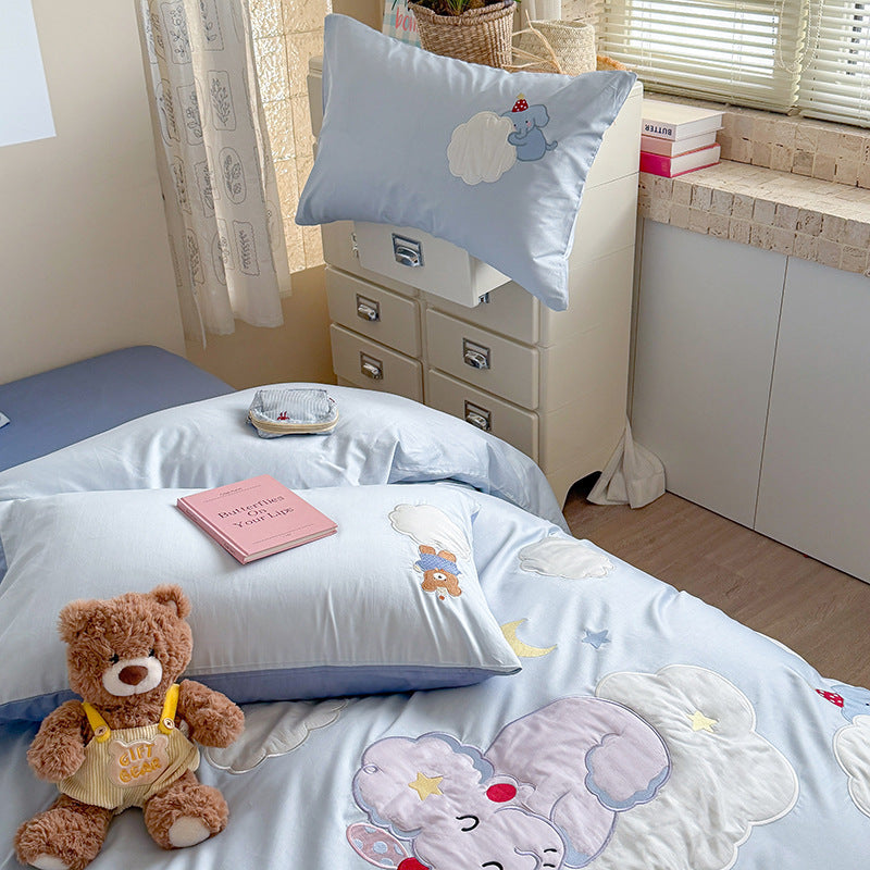 Children's bedding set with applied plush toy applications made from soft cotton satin