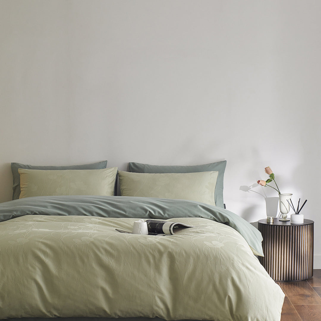 Reversible cotton percale bedding set with fine relief texture and additional pillowcases