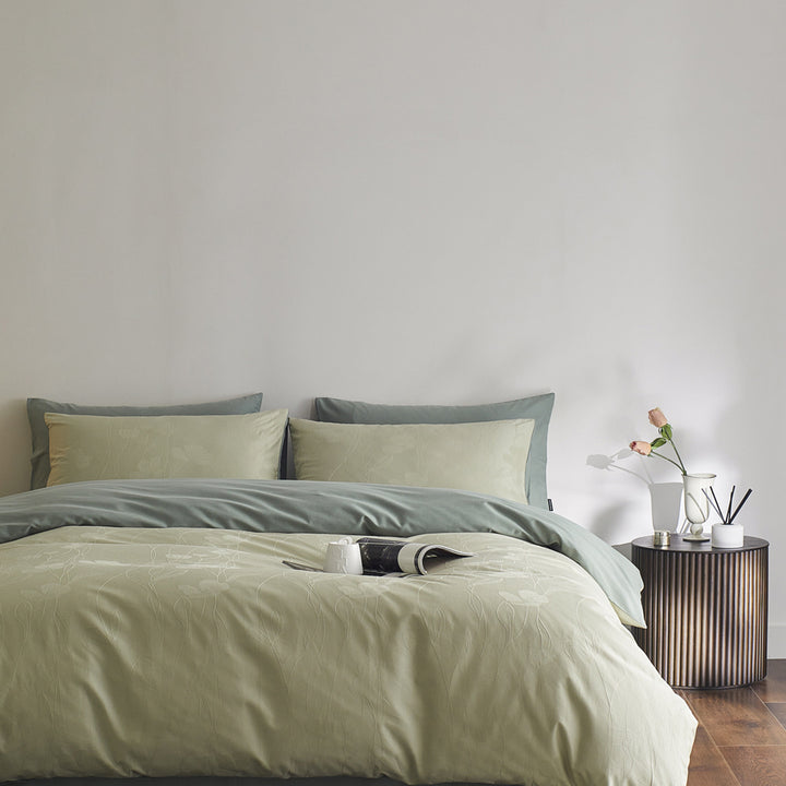 Reversible cotton percale bedding set with fine relief texture and additional pillowcases
