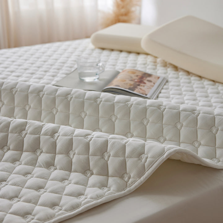 Quilted thermoregulating mattress topper with 3D quilting and non-slip underside