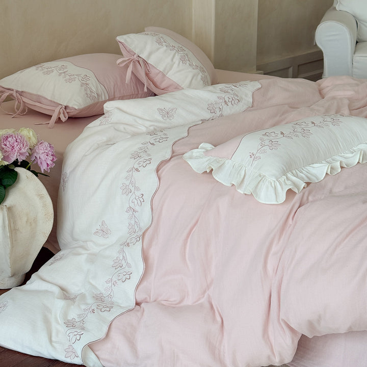 Flower-embroidered bedding set made of cotton-linen with ruffle hem