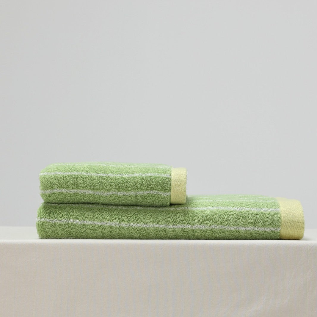 Cozy terry beach towel with high-quality edging