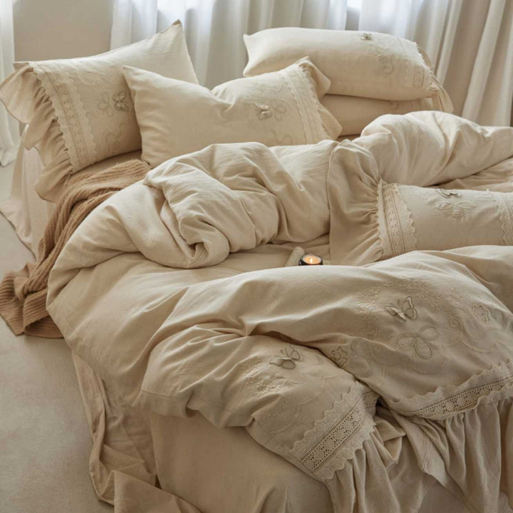 Romantic bedding set with ruffled hem, embroidery and frilled bed skirt