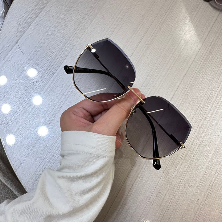 Women's sunglasses with an elegant, wide frame and luxurious accents Stornfield