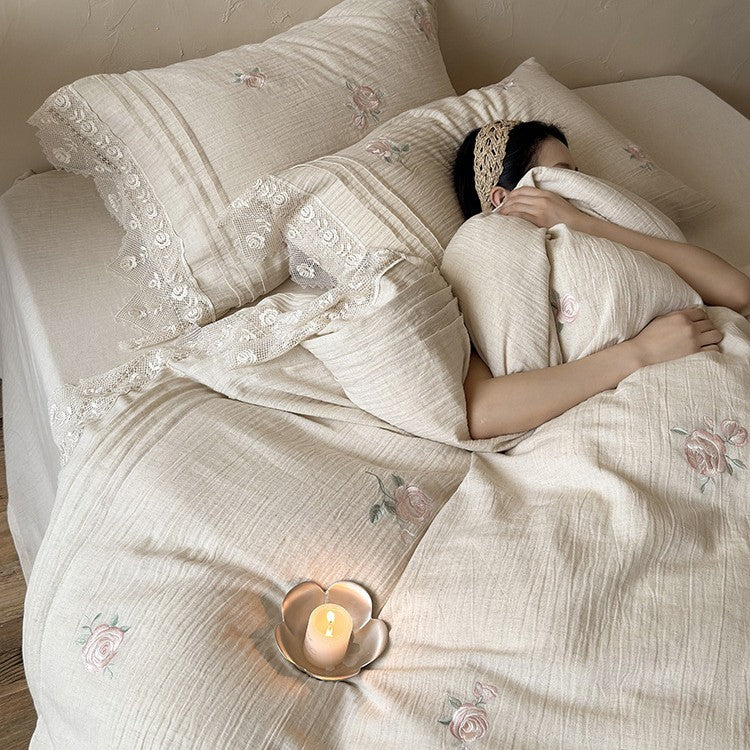 Bedding set made of lightweight cotton gauze with vintage rose embroidery and fine lace trim