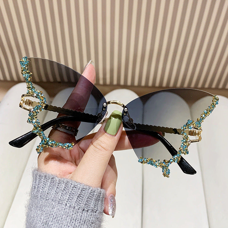 Ladies extravagant Cat-Eye sunglasses with dazzling rhinestone embellishments Stornfield