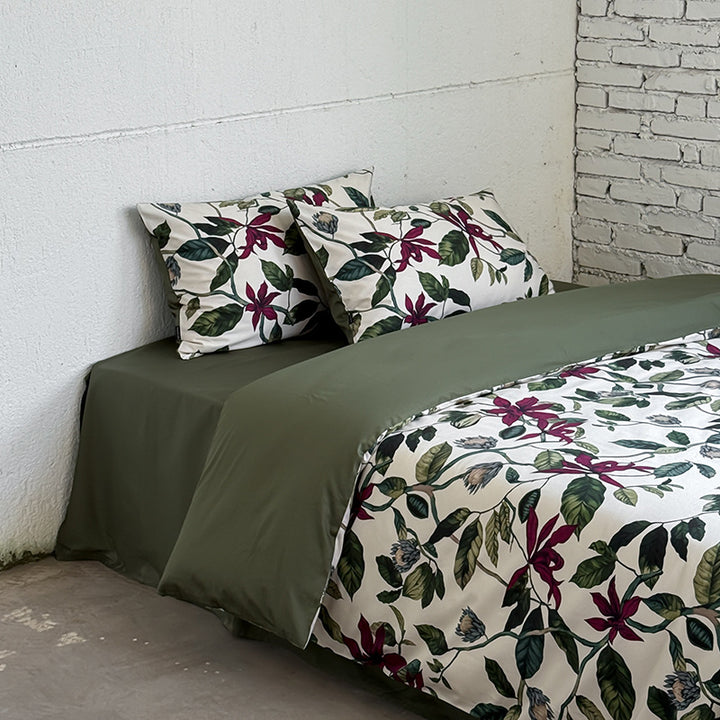Bedding set made of cotton satin with botanical print and reversible function
