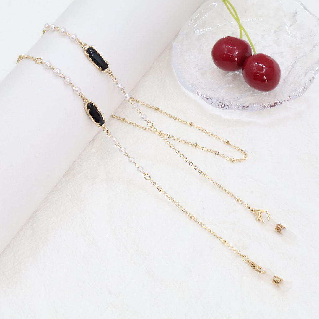 Elegant Eyewear Chain Holder Stornfield