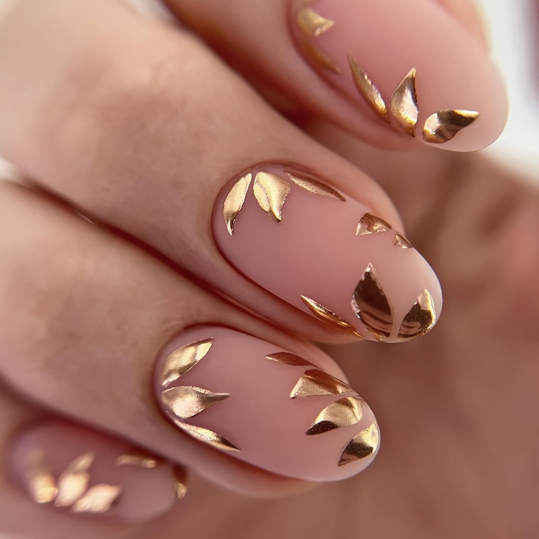 Artificial nail set with elegant gold leaf design Stornfield