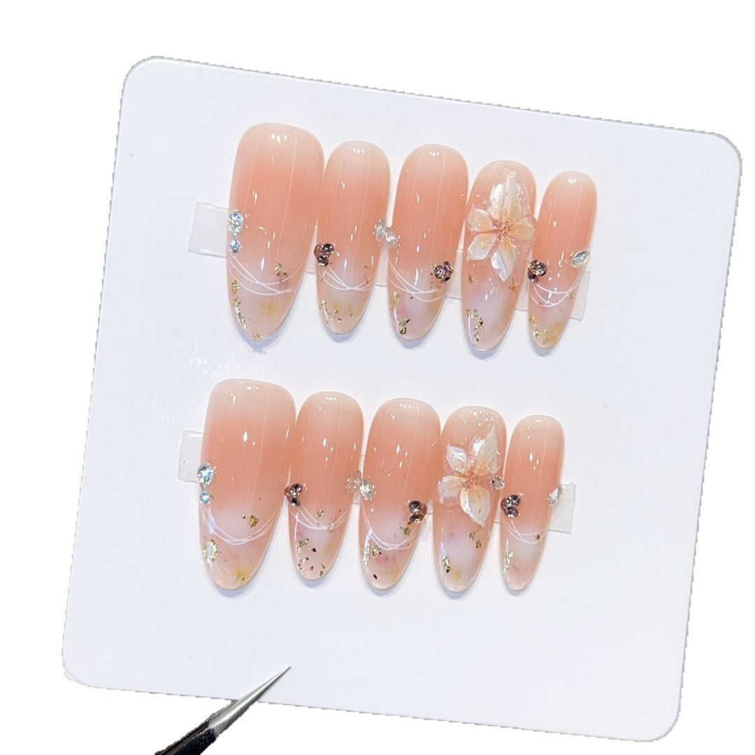 Artificial nails with delicate flower and glitter detail Stornfield