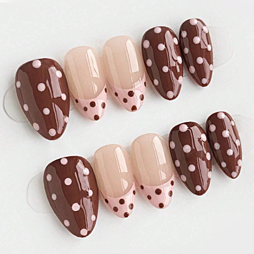 Artificial nail set with elegant zigzag and polka dots Stornfield