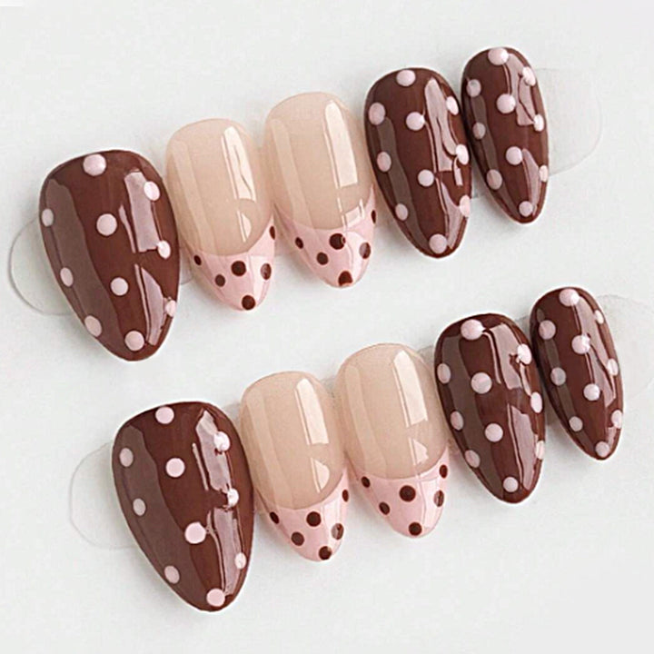 Artificial nail set with elegant zigzag and polka dots Stornfield
