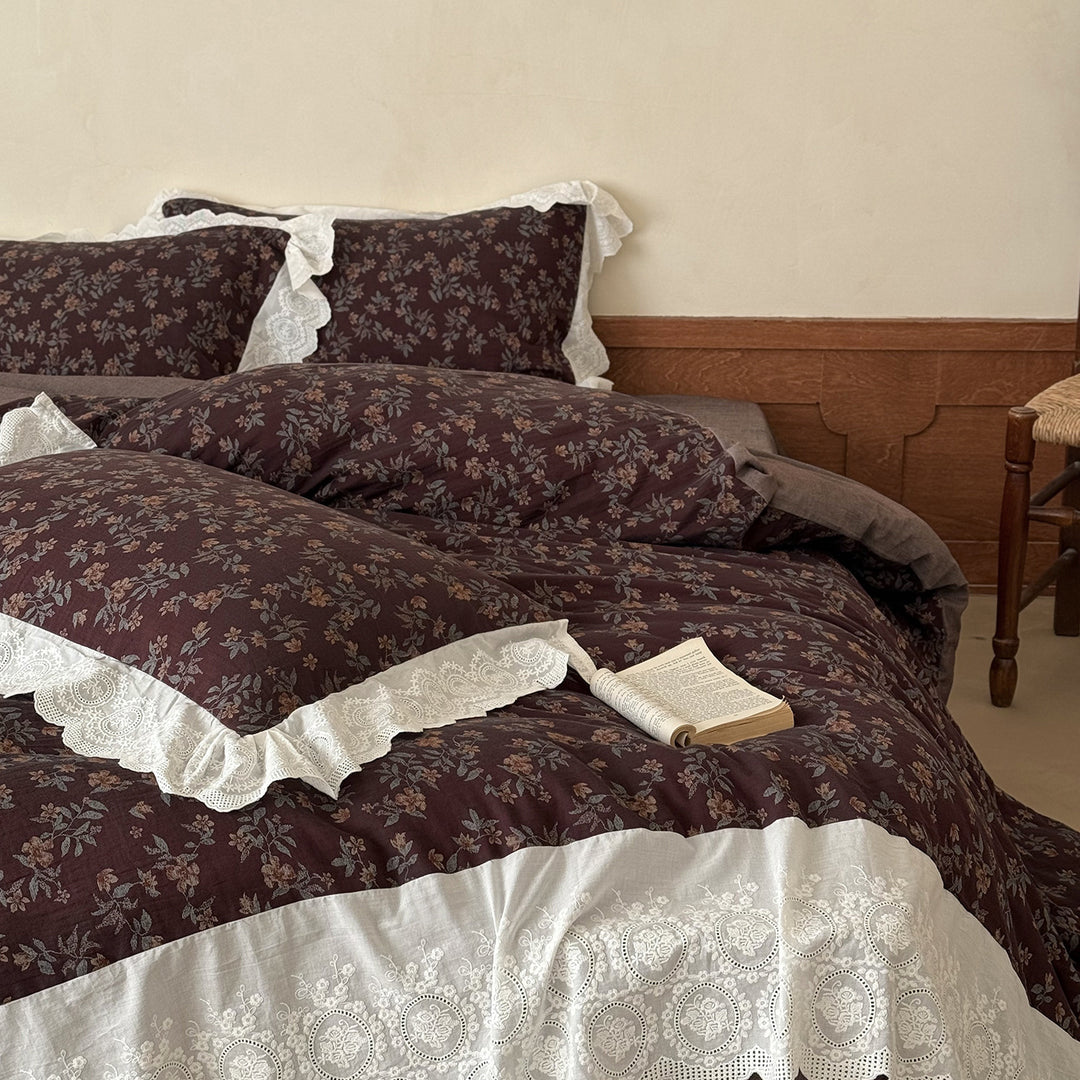 Romantic bedding set made of cotton satin with floral pattern and wide lace trim