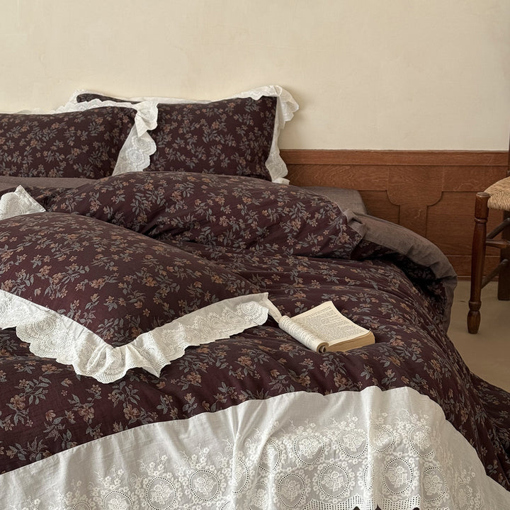 Romantic bedding set made of cotton satin with floral pattern and wide lace trim