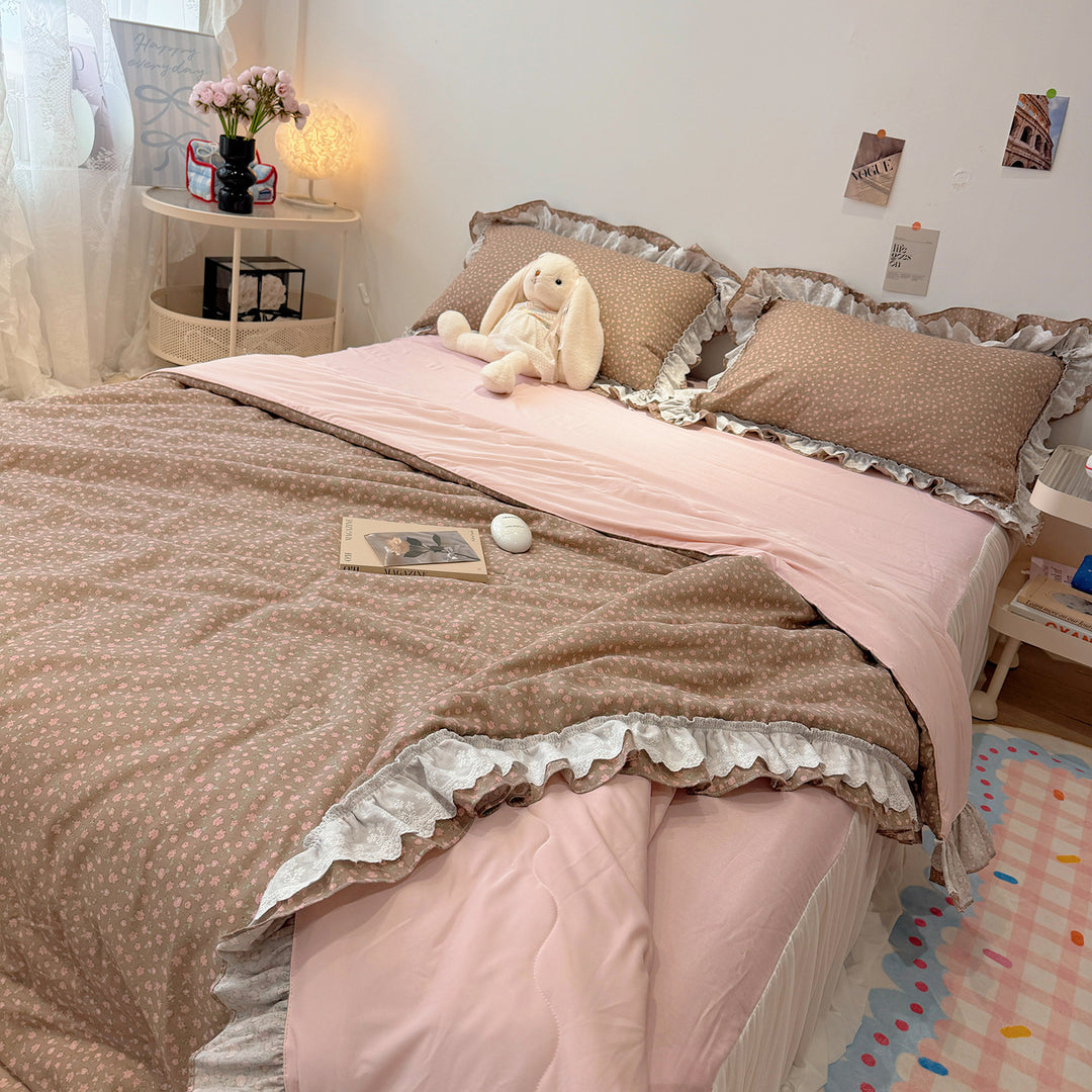 Patchwork bedding set made of cotton muslin with ruffles and light quilt