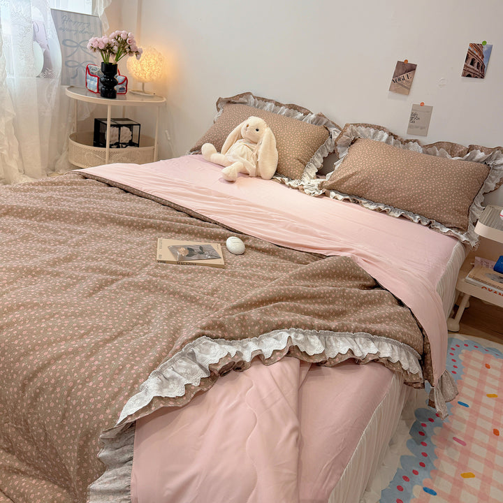 Patchwork bedding set made of cotton muslin with ruffles and light quilt