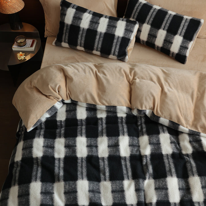 Cozy plaid-pattern bedding and throw blanket set made of microfleece with reversible function