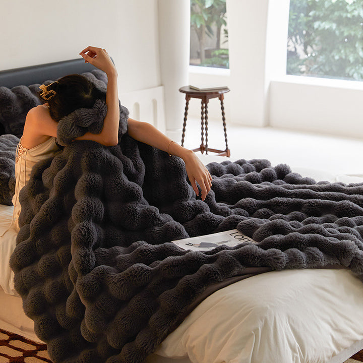 Luxurious faux fur throw blanket with extra soft high-pile structure and thermal lining
