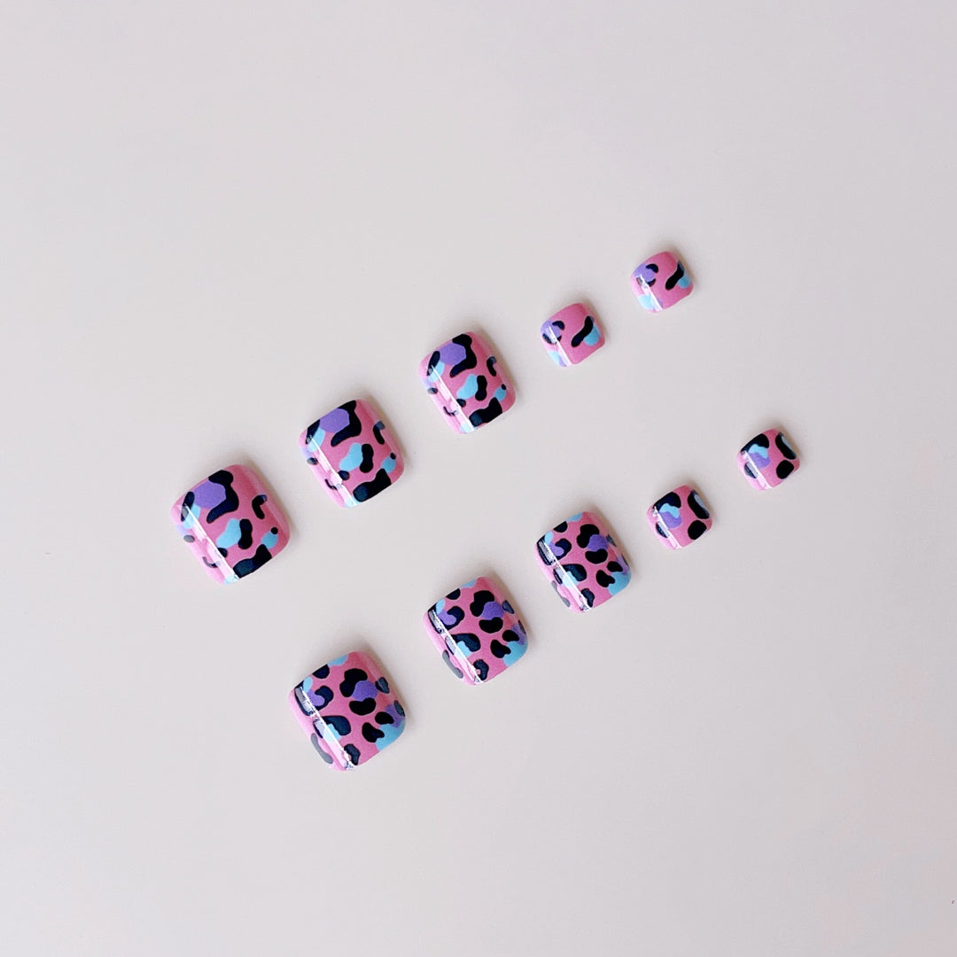 Artificial nail set with vibrant leopard pattern Stornfield