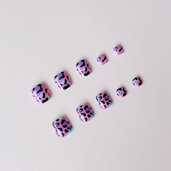 Artificial nail set with vibrant leopard pattern Stornfield