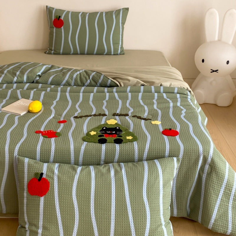 Waffle texture bedspread for children with embroidered animal and apple appliques
