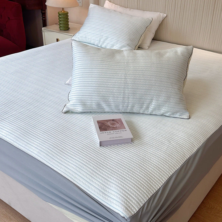 Striped fitted sheet and pillowcase set made of breathable cotton blend with fine zigzag quilting