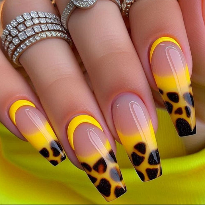 Artificial nails in modern leopard pattern Stornfield
