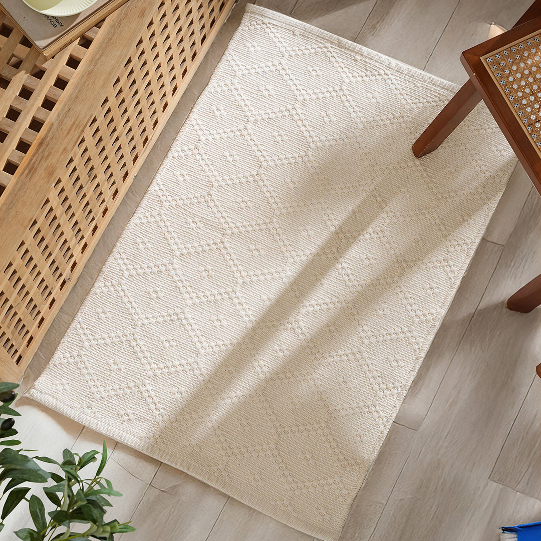 Rectangular woven table mat with diamond structure and fine cotton blend