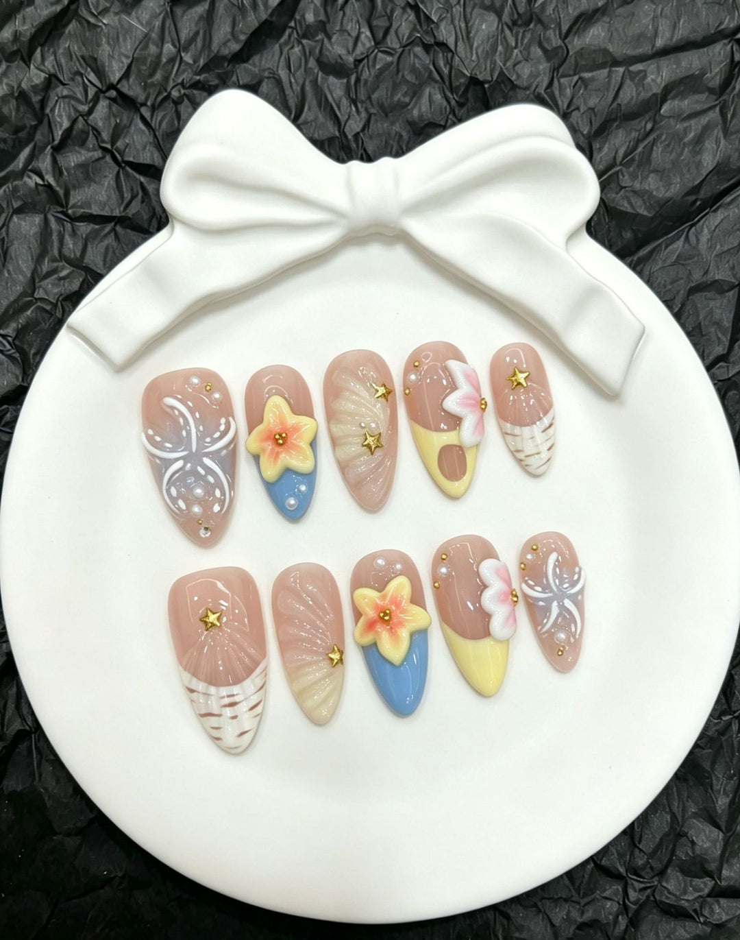 Decorative Press-On Nail Art Set with Floral and Metallic Accents