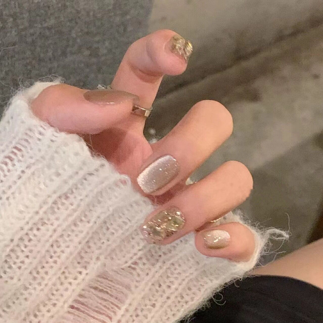 Artificial nail set with elegant glitter pattern and golden accents Stornfield