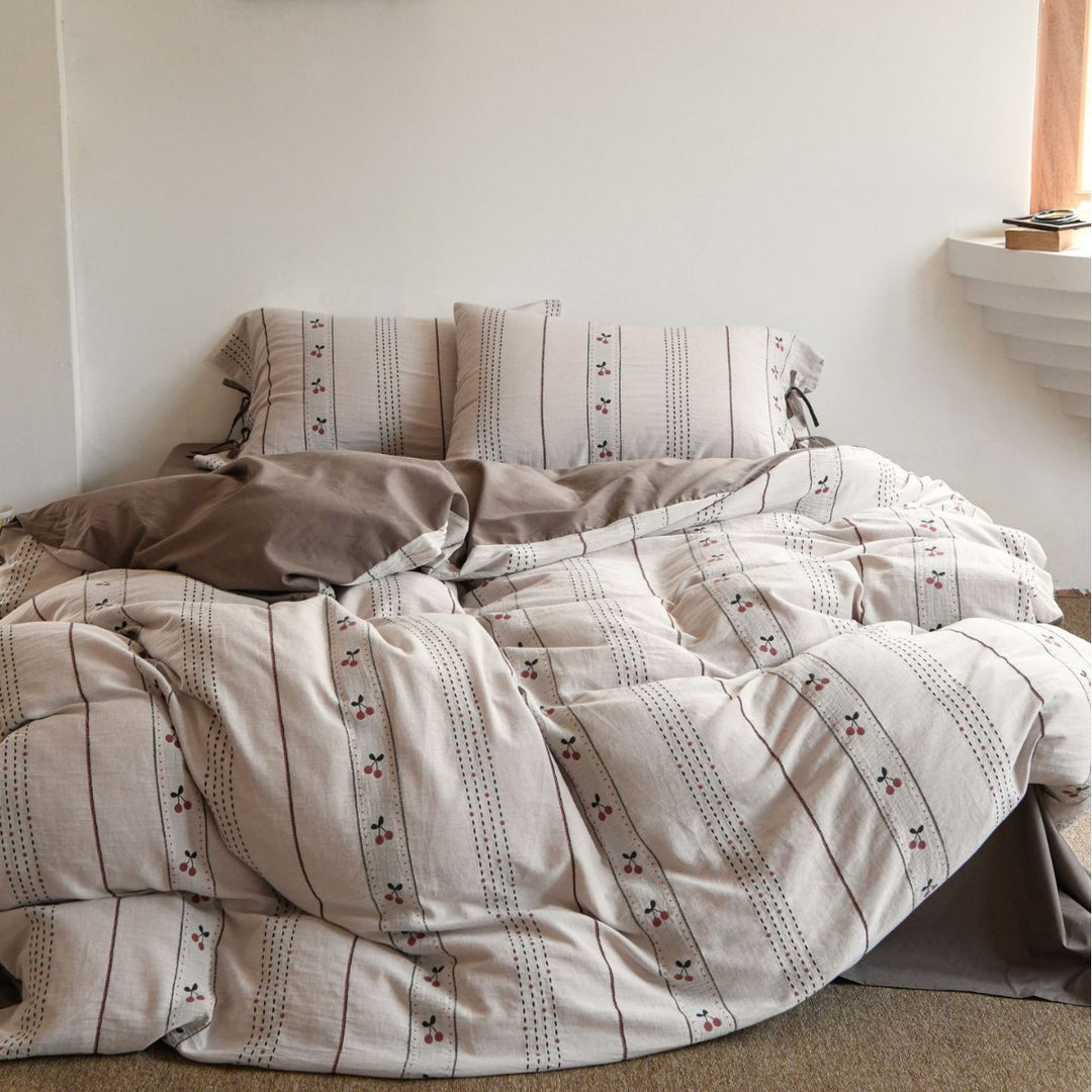 Striped reversible bedding set made of cotton-linen mix with decorative stripes and pillowcases