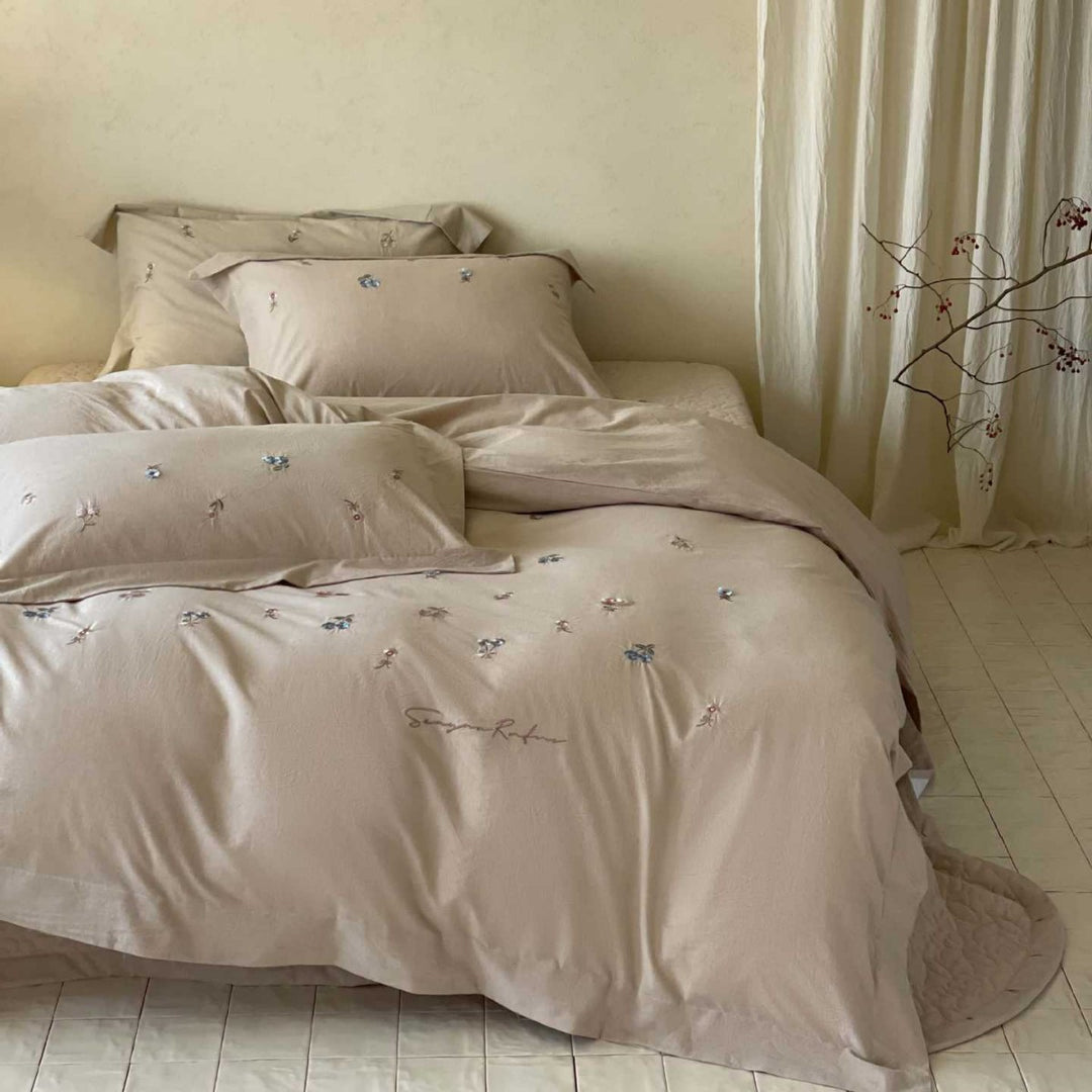 Bedding set made of soft cotton satin with delicate floral embroidery