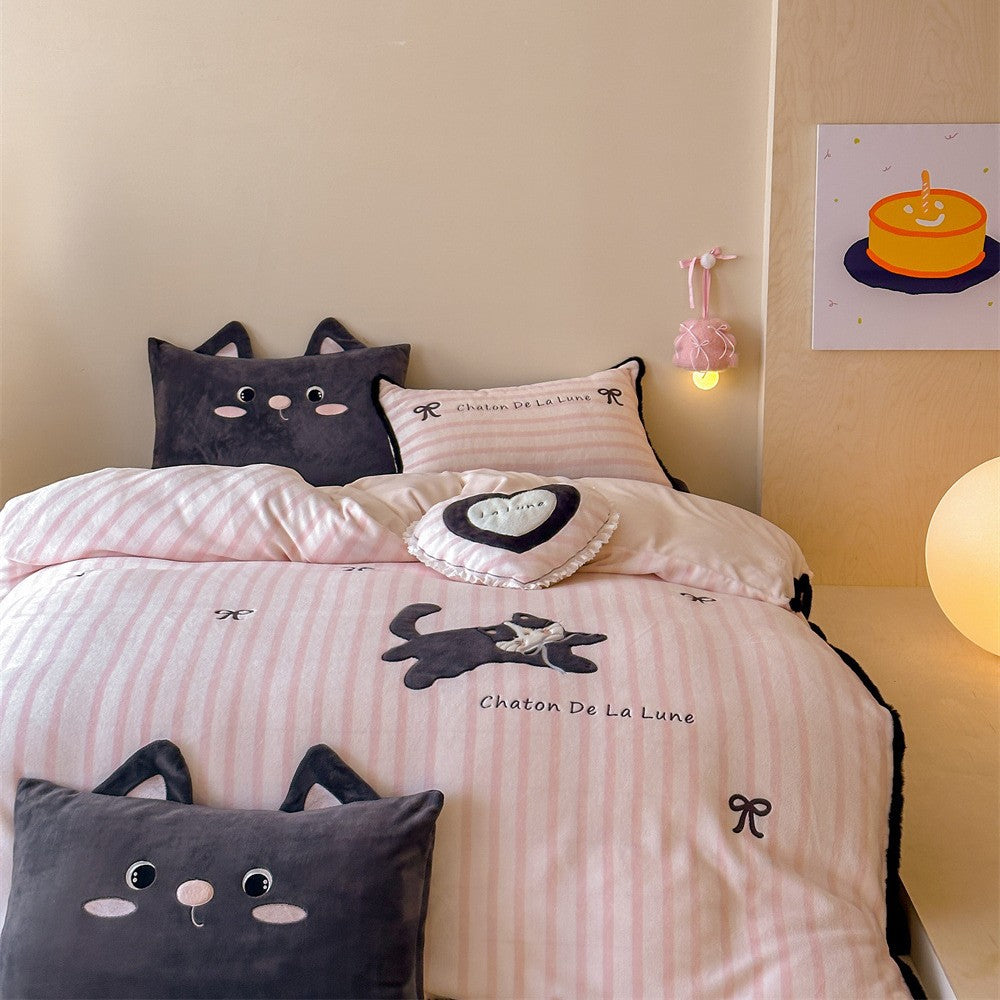 Bedding set with embroidered cat appliqué and frill pillow