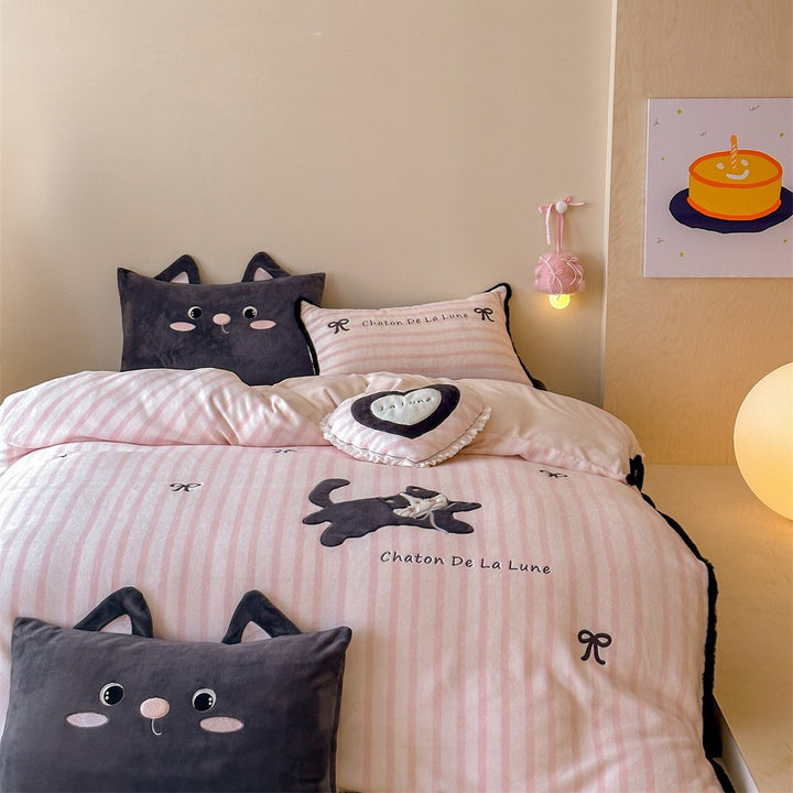 Bedding set with embroidered cat appliqué and frill pillow
