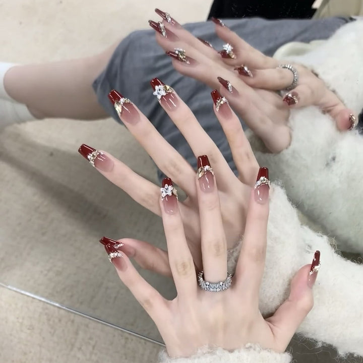 Artificial nail set with elegant glittering accents and romantic design Stornfield