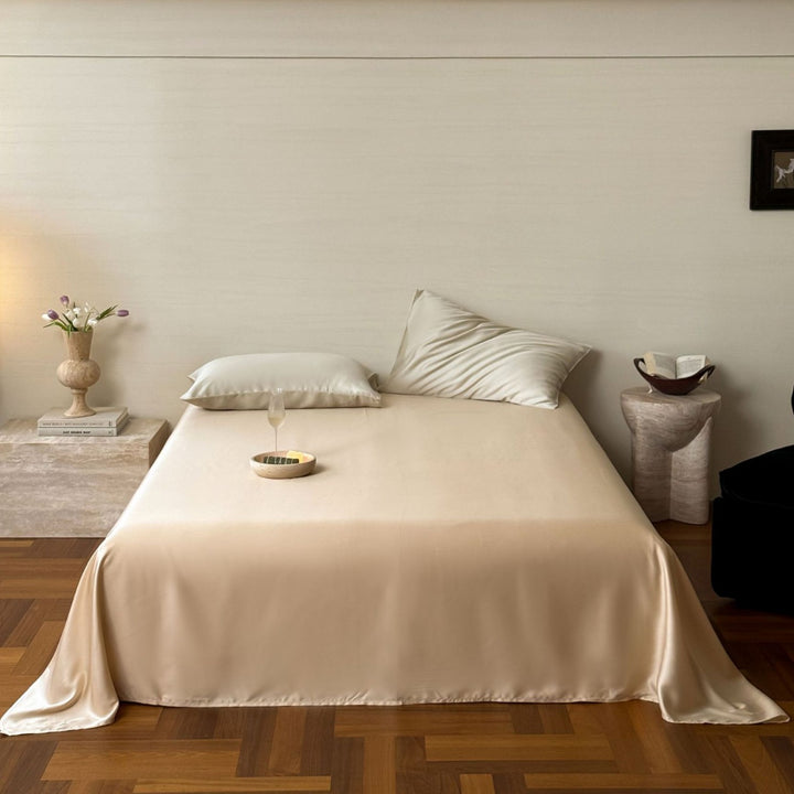 Luxurious satin bedding set with a silky-smooth surface, reversible function and hotel closure