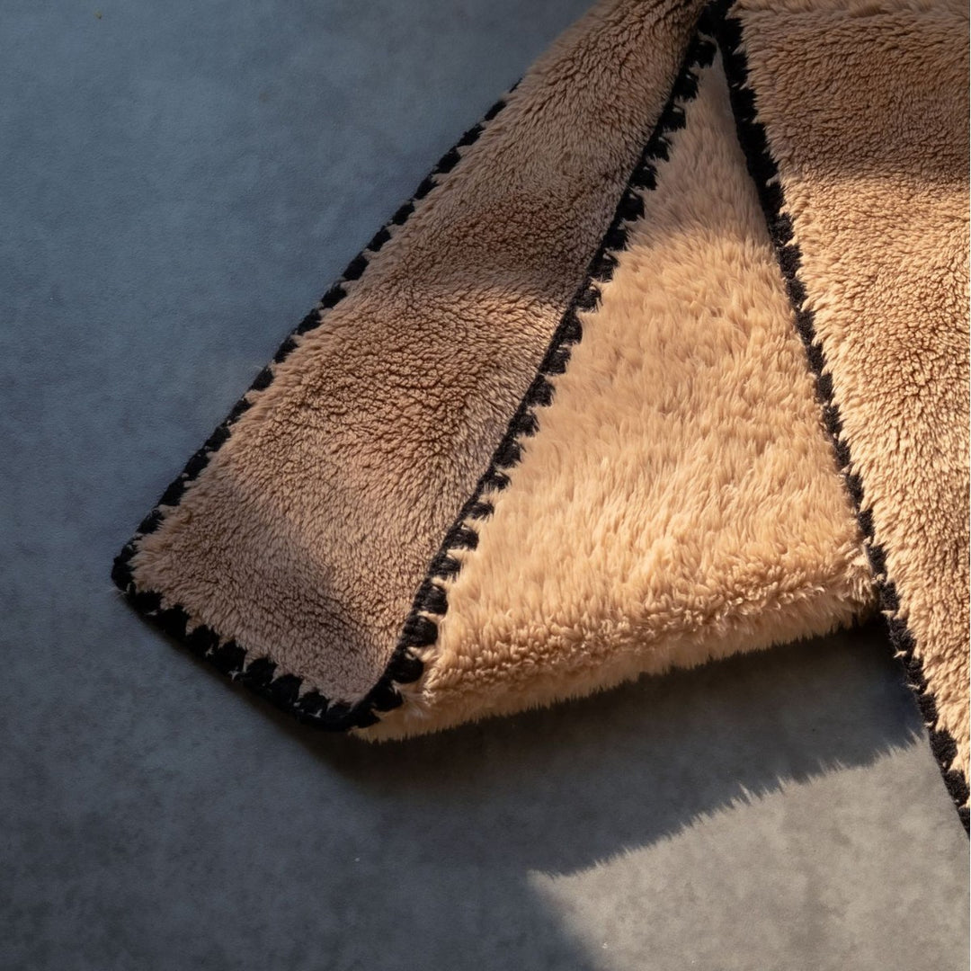 Plush Microfleece Throw Blanket with Reinforced Whipstitch Edge