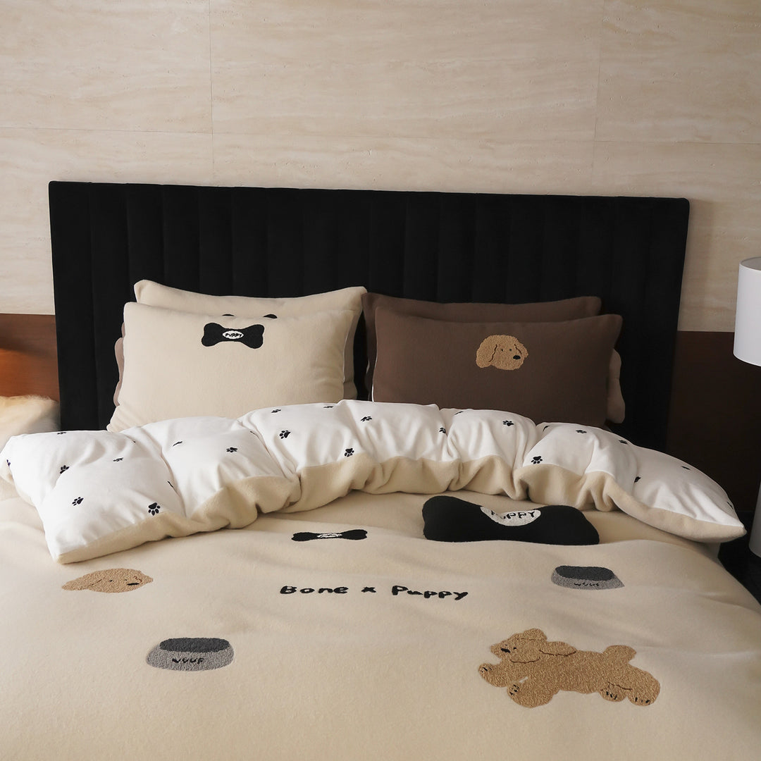 Bedding set with embroidered puppy motifs and soft fleece