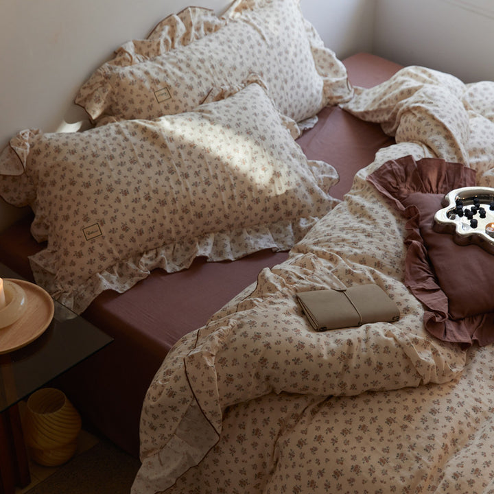 Romantic ruffle bedding set made of cotton percale with vintage floral print