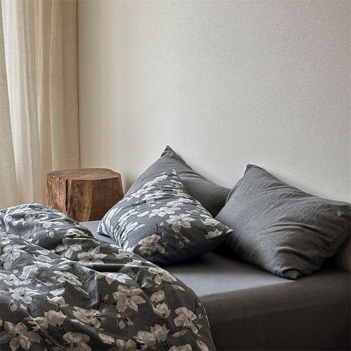 Bedding set made of cotton percale with delicate floral pattern and integrated fitted sheet