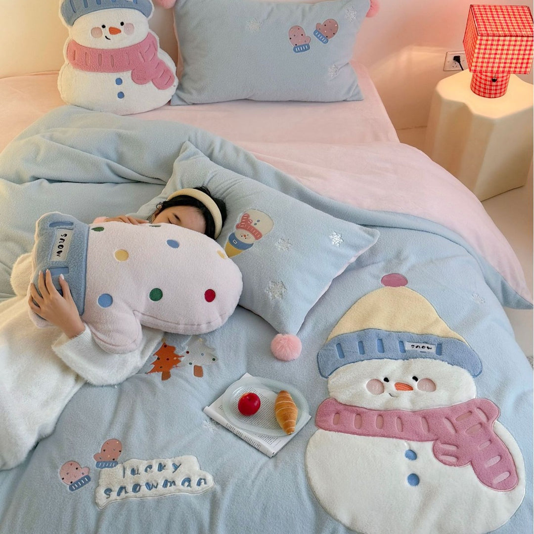 Children's bedding set with quilted cuddly blanket, three-dimensional snowman appliqué and pompon pillow