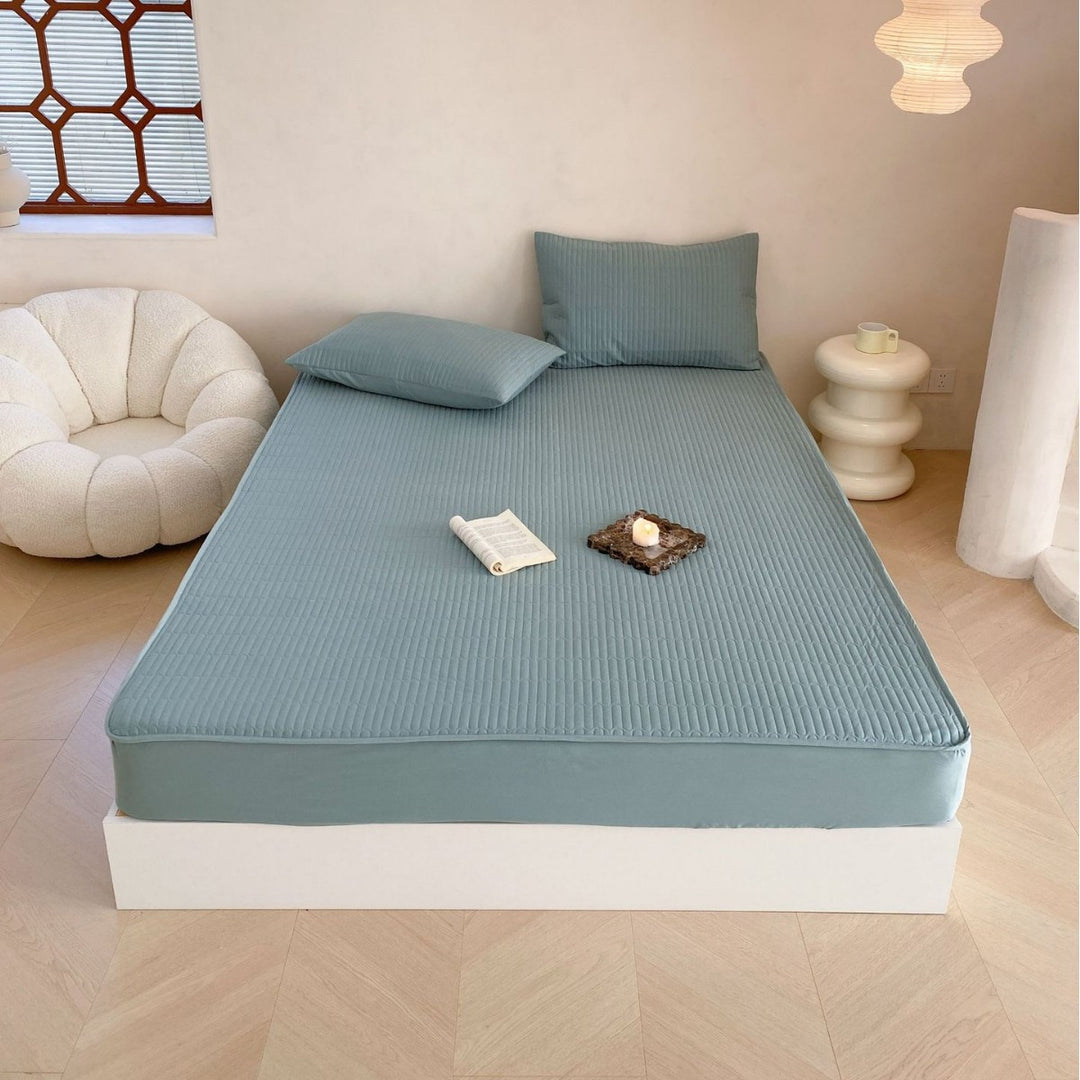 Padded mattress protector with fine quilted texture and all-round elastic band