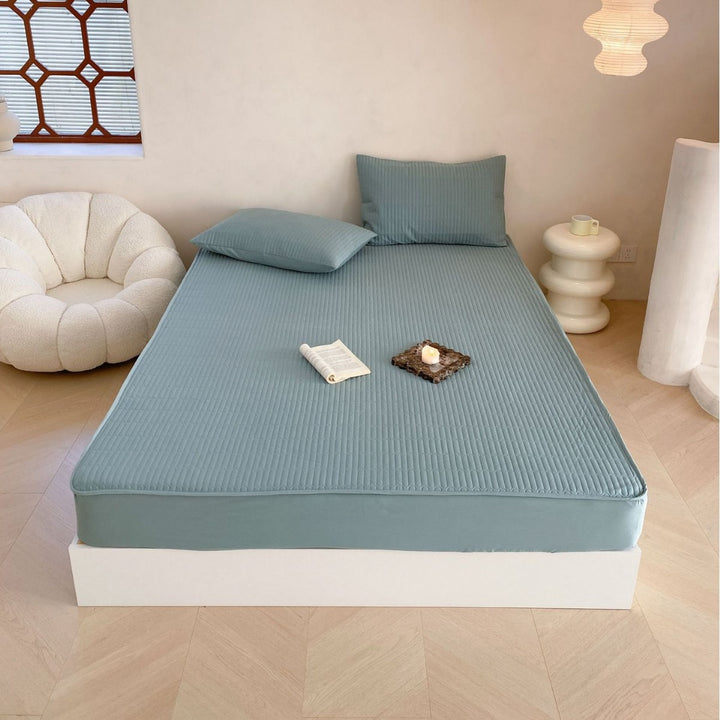 Padded mattress protector with fine quilted texture and all-round elastic band