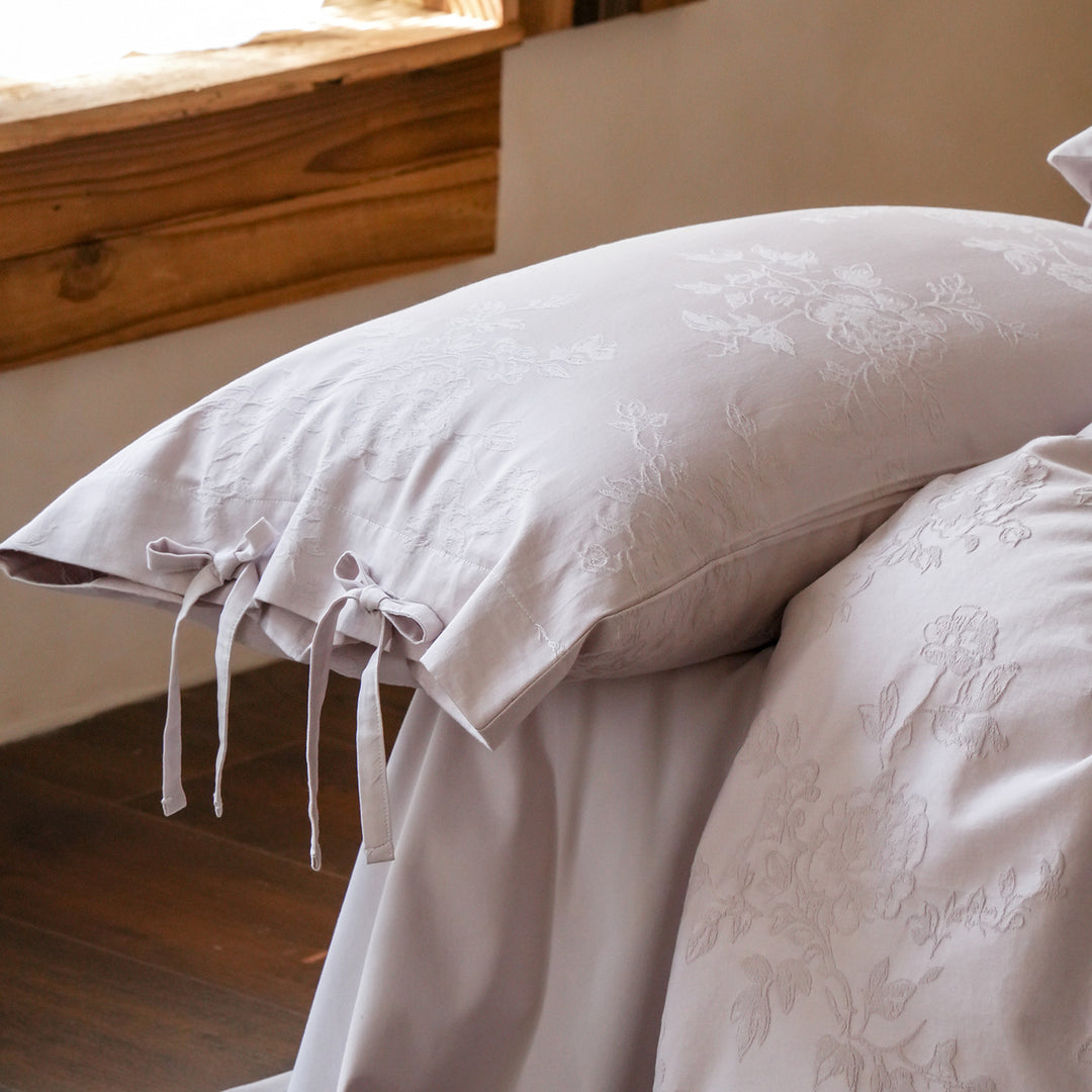 Fine cotton bedding set with jacquard floral pattern and side decorative ribbons