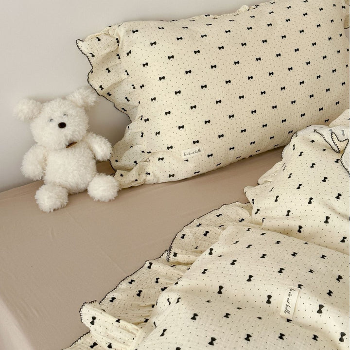 Bedding set made of cotton gauze with ruffled trim and fine bow print
