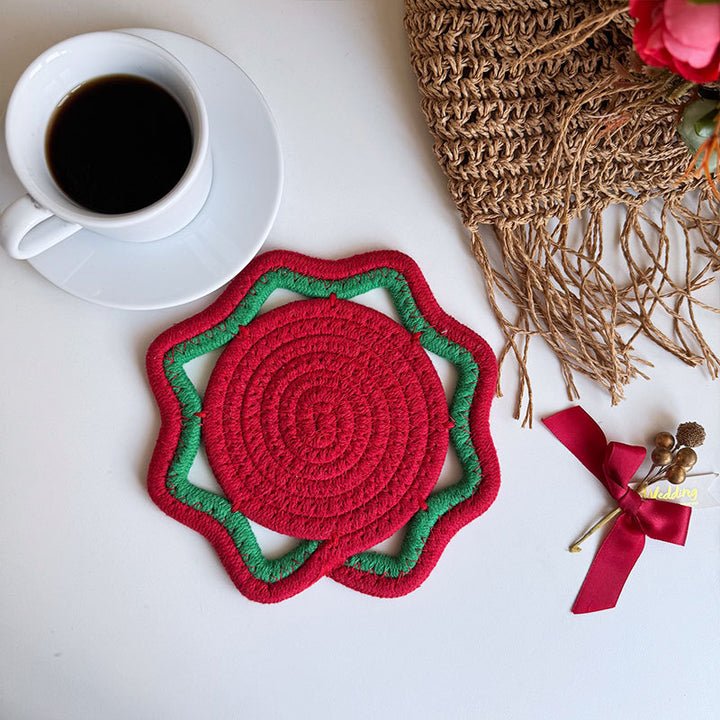 Braided cotton placemat with wavy edge and decorative contrast border