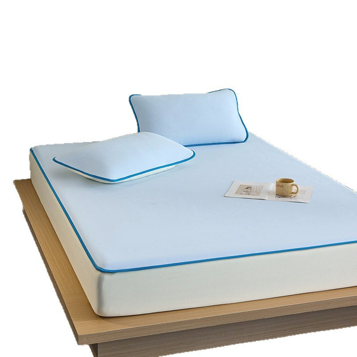 Breathable mattress protector with extra deep all-round side and fine piping