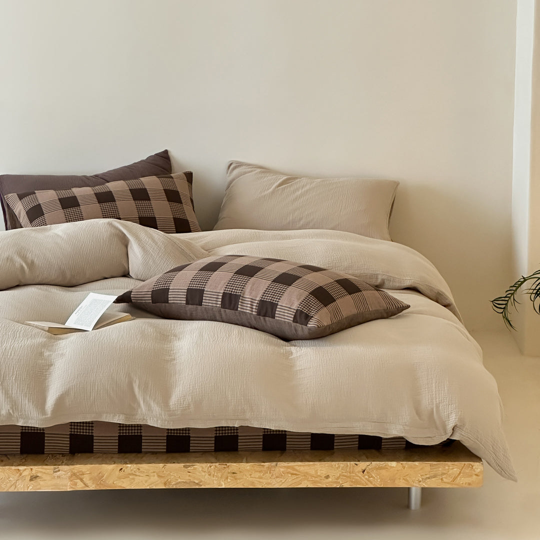 Bedding set in mixed design made of soft cotton with reversible pillow and checkered base