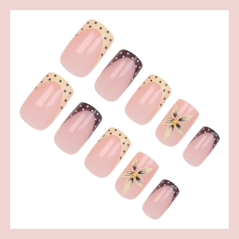 Artificial nails with trendy designs Stornfield